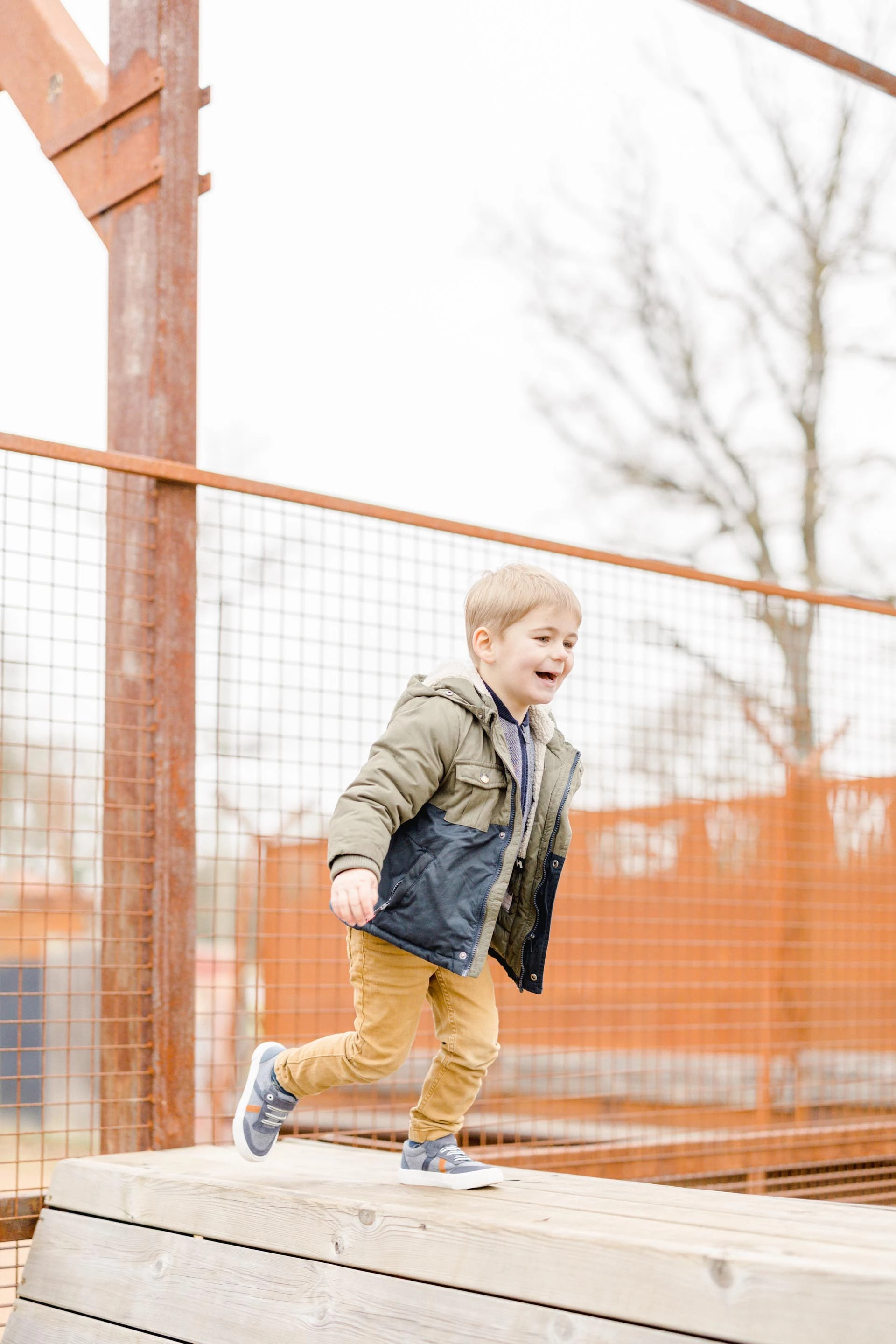enfant bonheur baskets gris marron